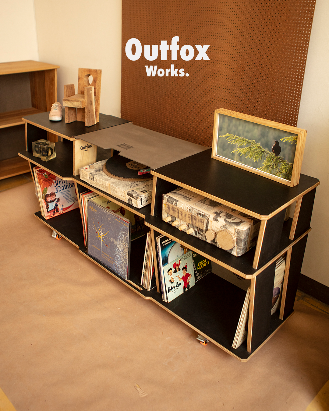 Mueble para Tornamesa, Electrónicos y Vinilos/ LP's "Black Manta"