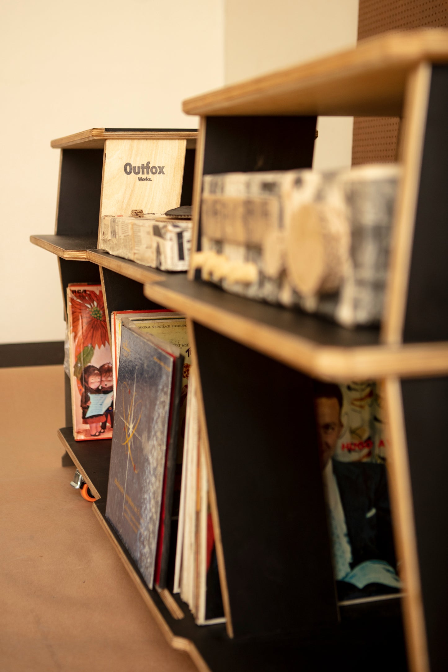 Mueble para Tornamesa, Electrónicos y Vinilos/ LP's "Black Manta"